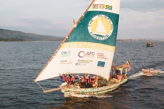 Bateau fabriqué à partir de tong recyclées